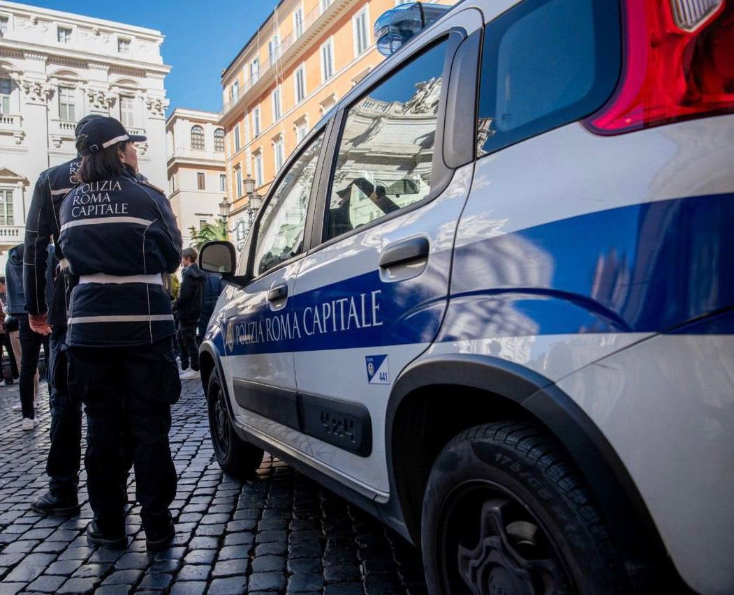 Roma: tenta di immergersi nella fontana di Trevi, fermato dalla Polizia Locale