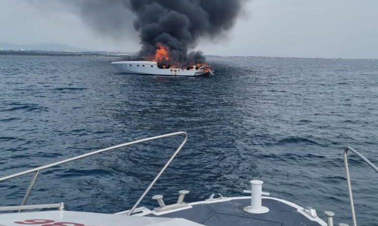 Barca a fuoco al largo di Ostia, tutti salvi