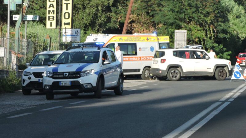 Genzano-Velletri, doppio incidente stradale con le moto, feriti due motociclisti su via Appia Nuova