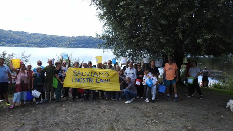 Genzano e Nemi, partecipata manifestazione a favore dei laghi con la catena umana verso il lago di Nemi con i secchi pieni d’acqua