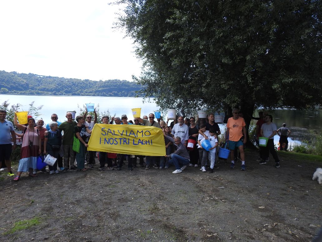 Genzano e Nemi, partecipata manifestazione a favore dei laghi con la catena umana verso il lago di Nemi con i secchi pieni d’acqua