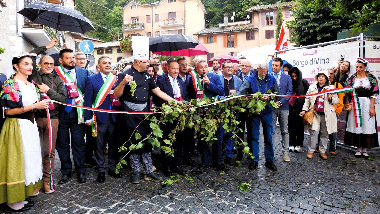 Nemi, sotto un forte temporale inaugurata la decima edizione di Borgo Di Vino