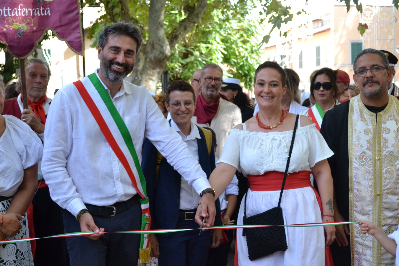 Grottaferrata: inaugurata la Rievocazione storica della Fiera di Grottaferrata tra costumi tradizionali, intrattenimento e stand artigianali 