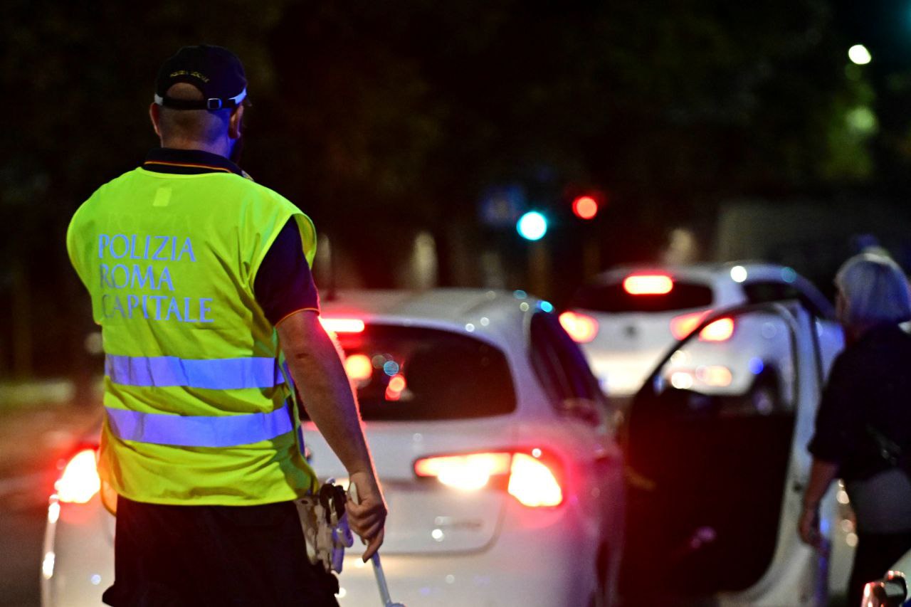 Roma, nel fine settimana più di 1300 illeciti rilevati per violazione delle norme stradali: 10 persone denunciate per guida in stato di ebbrezza