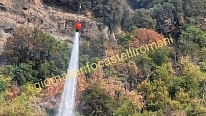 Castel Gandolfo, incendio sul costone del Lago