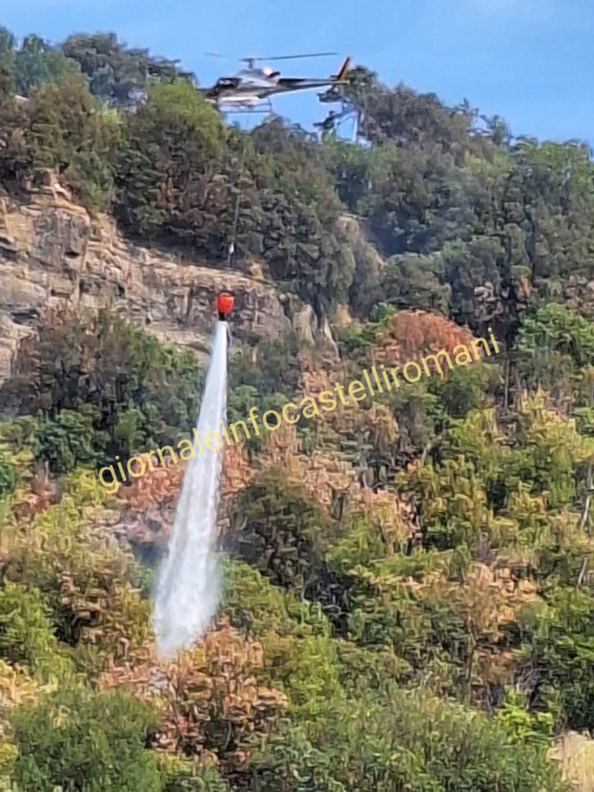 Castel Gandolfo, incendio sul costone del Lago