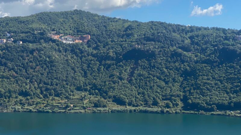 Nemi, grande frana rocciosa al Lago di Nemi