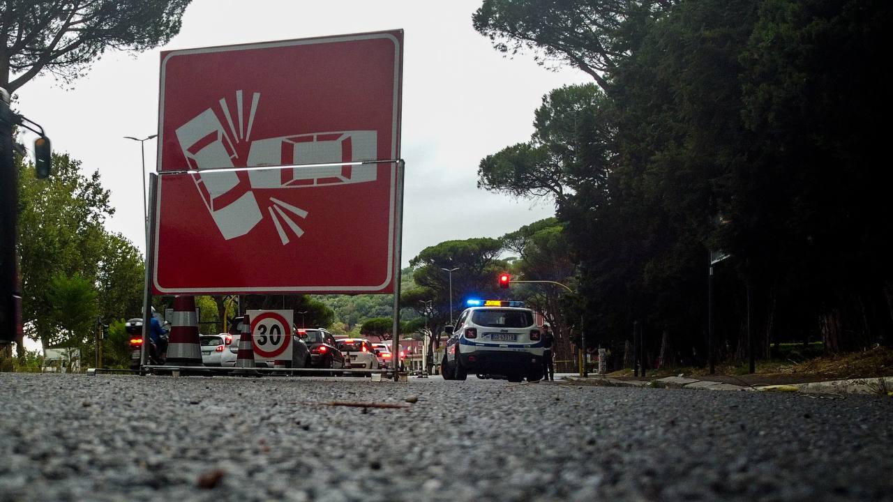 Roma, Via Collatina, fugge dopo un incidente lasciando a terra un ferito – subito bloccato da una pattuglia della Polizia Locale, fondamentale l’intervento di un agente fuori servizio