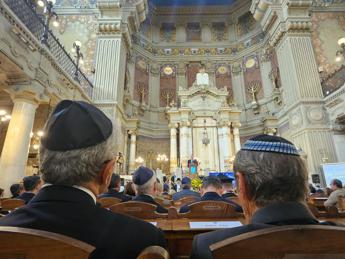 7 ottobre, commemorazione alla Sinagoga di Roma. Meloni: “Reticenza tradisce antisemitismo”