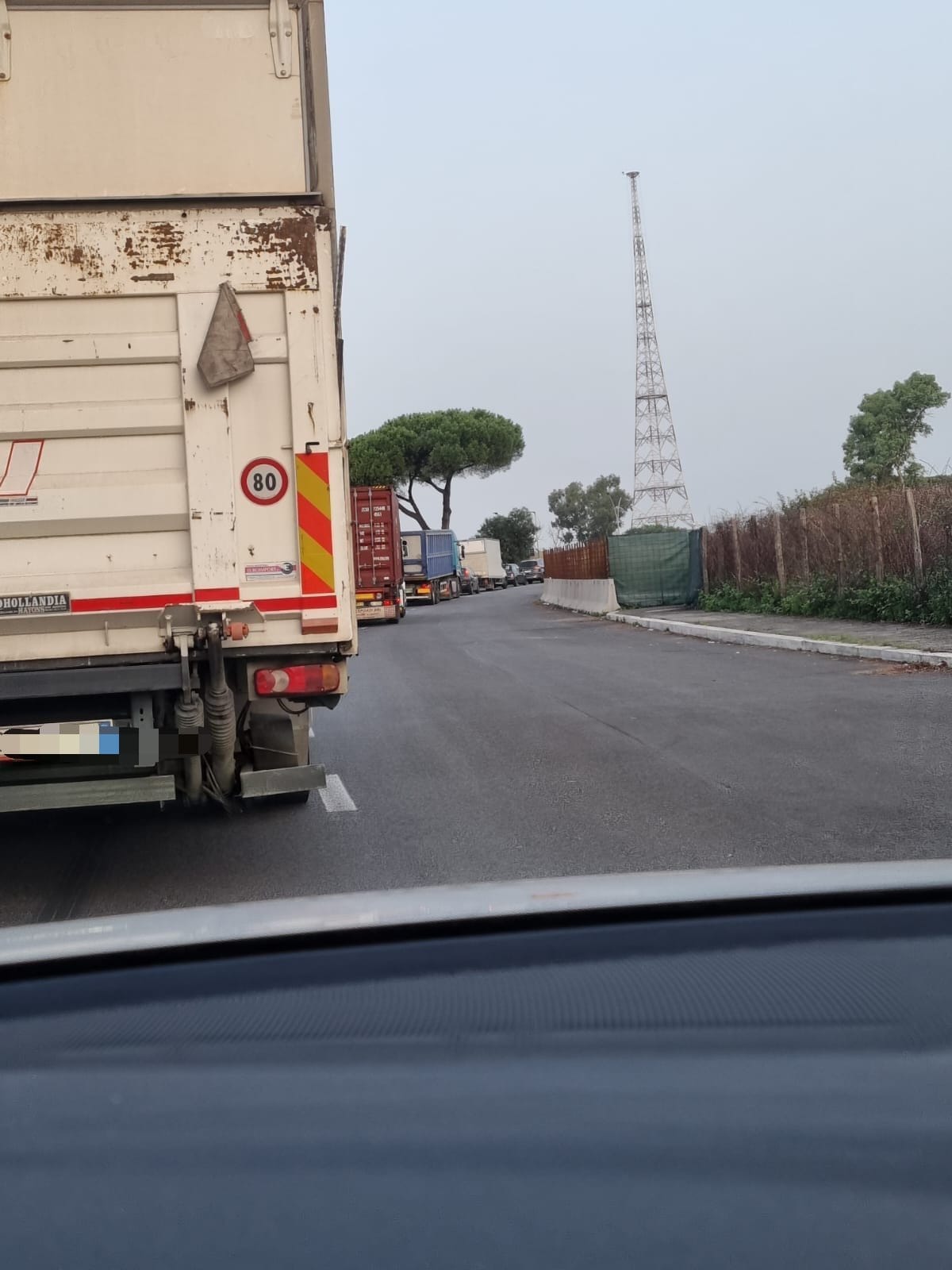 Ardea, traffico paralizzato su via Ardeatina a Santa Palomba: il semaforo pedonale blocca l’area industriale