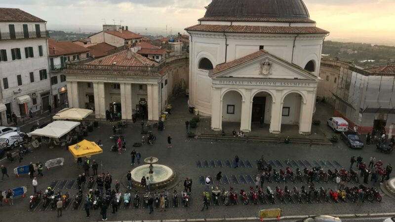 Ariccia, “la Brescia-Napoli – classica in moto d’Epoca” fa tappa in piazza di Corte