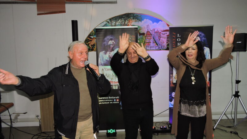 Genzano, grande serata di canzoni romane al Centro Anziani con la cantante Lorenza Bettarelli e i suoi allievi di canto