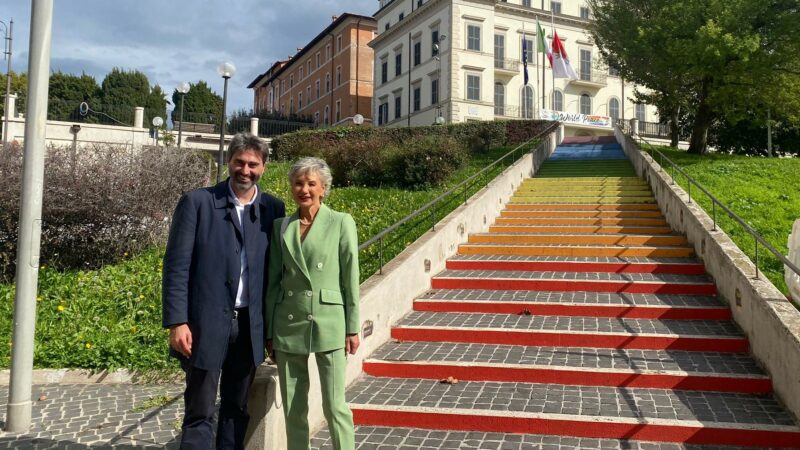 Grottaferrata, la Scalinata di Palazzo Consoli si tinge di Pace per sensibilizzare la comunità