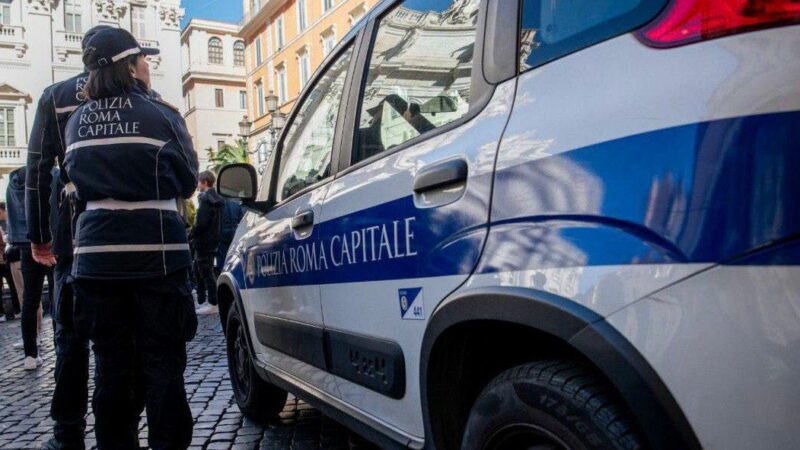 Roma, arrestato un venditore ambulante presso la Fontana di Trevi