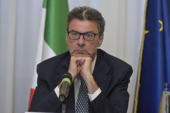 Manovra, Giorgetti: “Non ci saranno più tasse, tagli per ministeri ed enti pubblici”