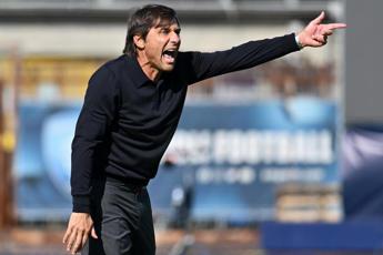 Napoli, Conte: “Faremo il massimo fino alla fine. Kvara sta discutendo del rinnovo”