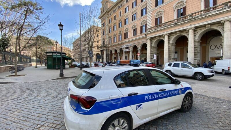 Roma, a Piazza Vittorio lanciano bottiglie di vetro contro attività commerciale: due persone arrestate dalla Polizia