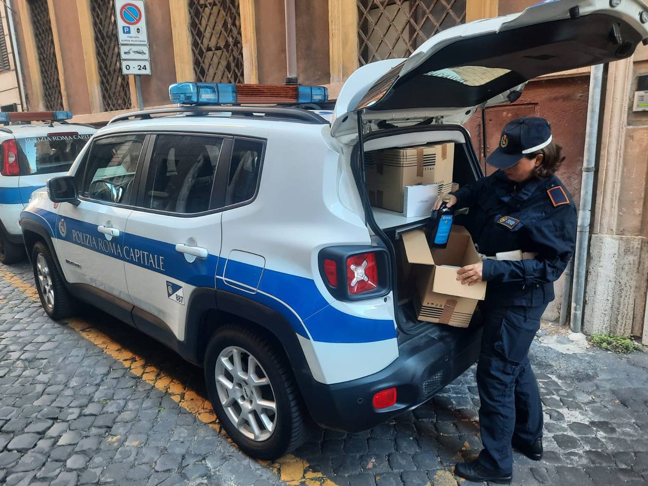 Roma, gesto di solidarietà da parte della Polizia Locale