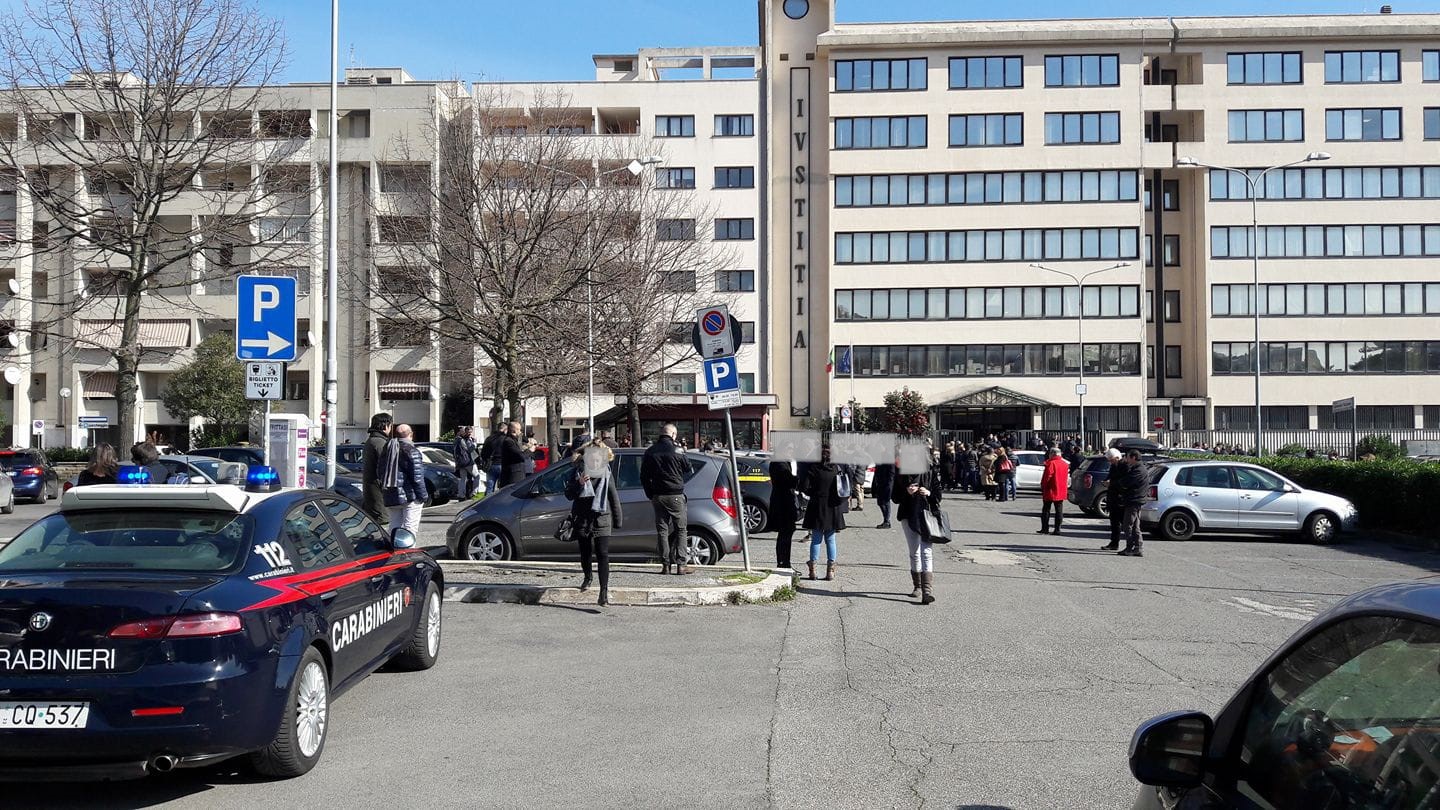 Velletri, rissa tra stranieri di fronte al Tribunale. Giovane donna arrestata per resistenza