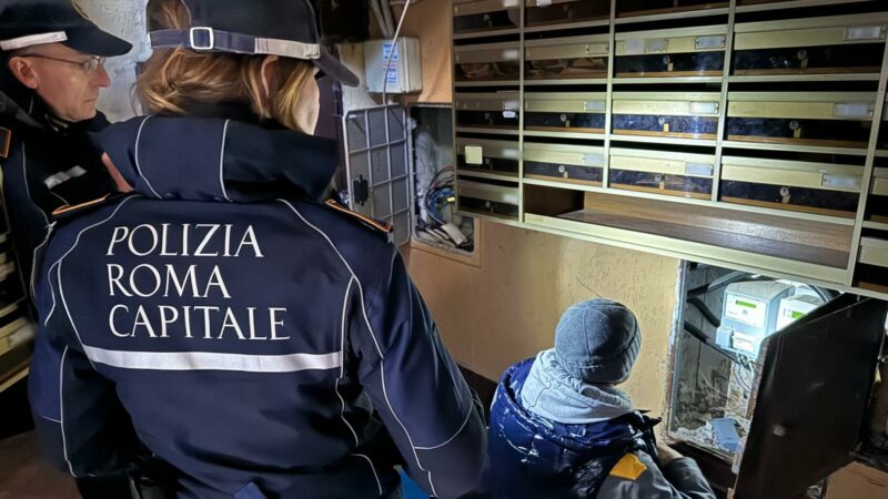 Ostia, controlli della Polizia Locale in uno stabile Erp: 3 persone denunciate per furto aggravato di energia elettrica – due le denunce per occupazione abusiva