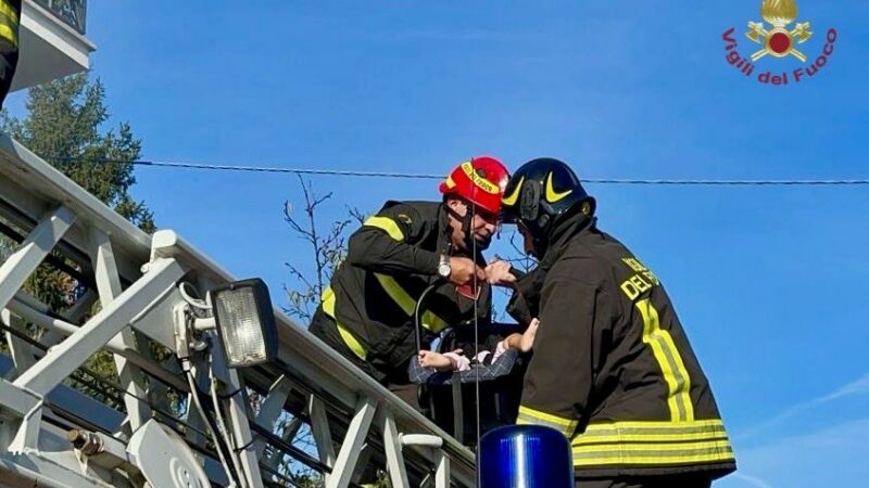 Minturno (Latina), eccezionale salvataggio di due donne e una neonata bloccate sul terrazzo a causa di un incendio