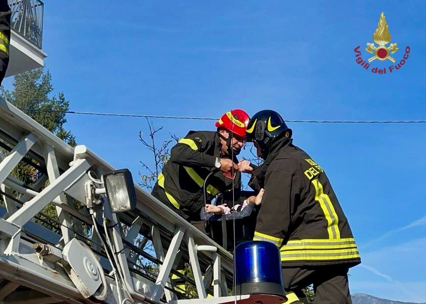 Minturno (Latina), eccezionale salvataggio di due donne e una neonata bloccate sul terrazzo a causa di un incendio