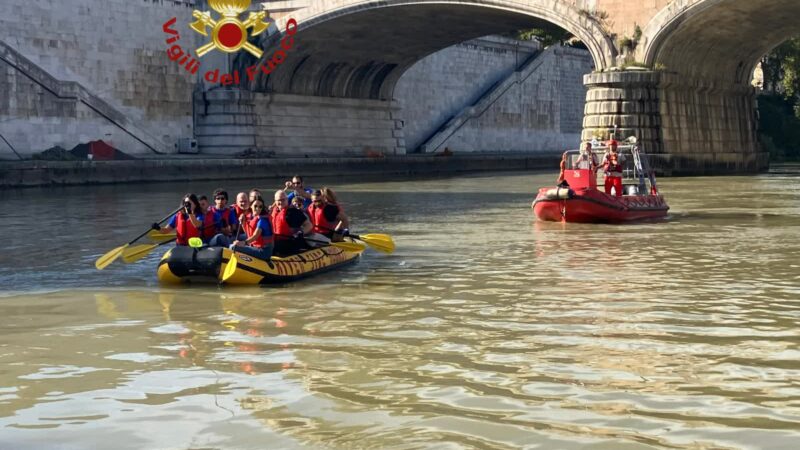 Tevere Day 2024: Il Comando VVF di Roma sostiene “Lezioni di Ambiente” e partecipa al progetto “Plastica Crime Scene Investigation”