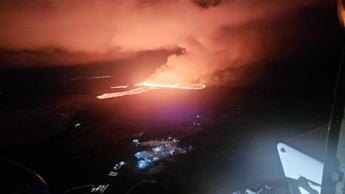 Aereo vola sul vulcano: “Allacciate le cinture” – Video