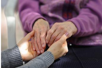 Caregiver, quasi il 70% dei lavoratori italiani ha un carico di cura