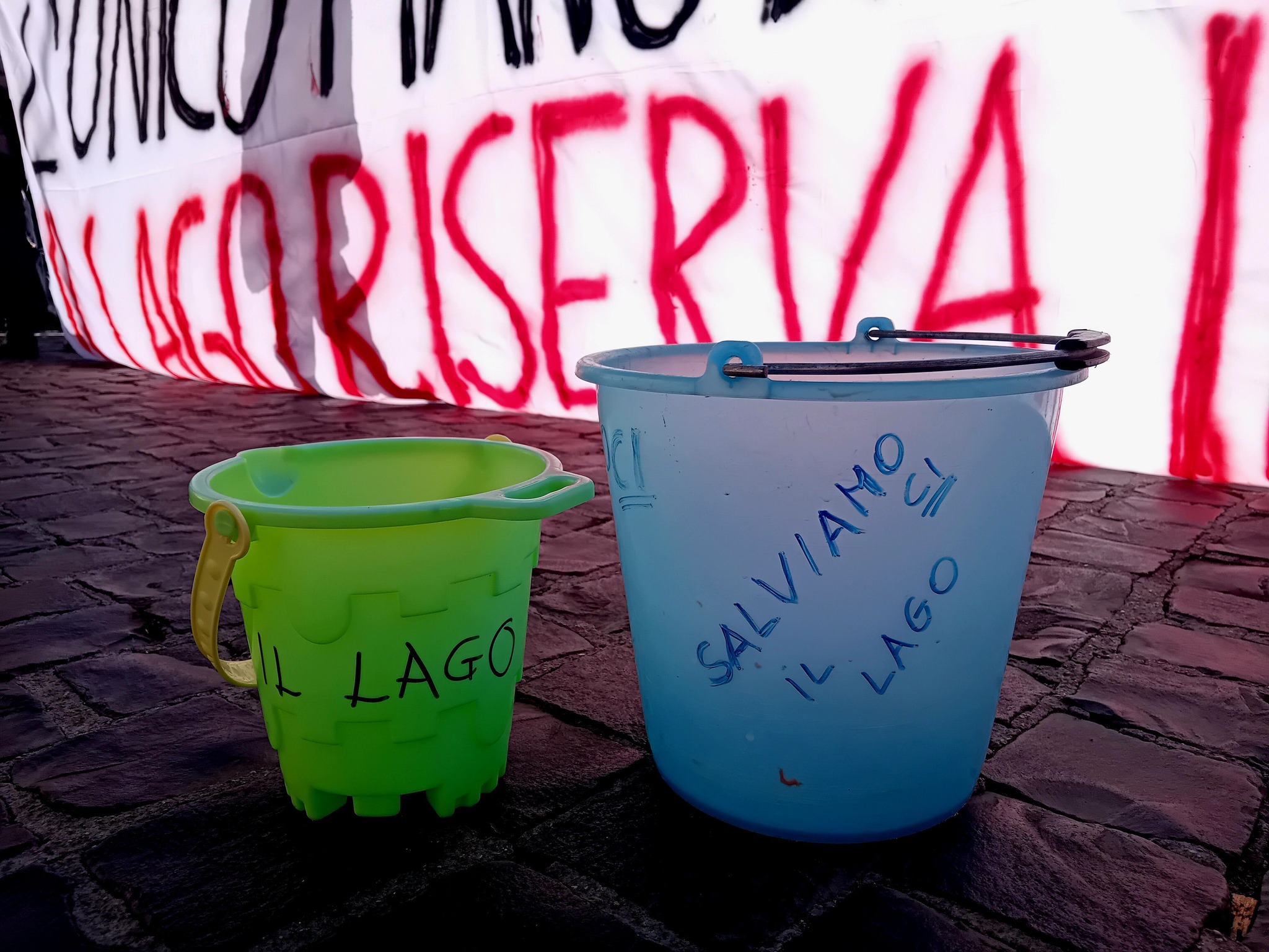 Nemi, mattinata di protesta in piazza Roma per la ritirata dei Laghi dei Castelli Romani. In strada il Comitato Protezione Boschi Colli Albani. Foto