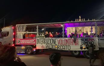 “Disarmiamo il patriarcato”, l’onda fucsia in piazza contro la violenza sulle donne