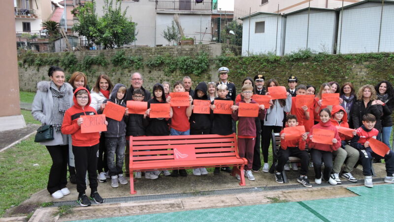 Cecchina, alla Scuola Media di Piazza 25 Aprile, inaugurata la Panchina Rossa con i lavori fatti dai ragazzi