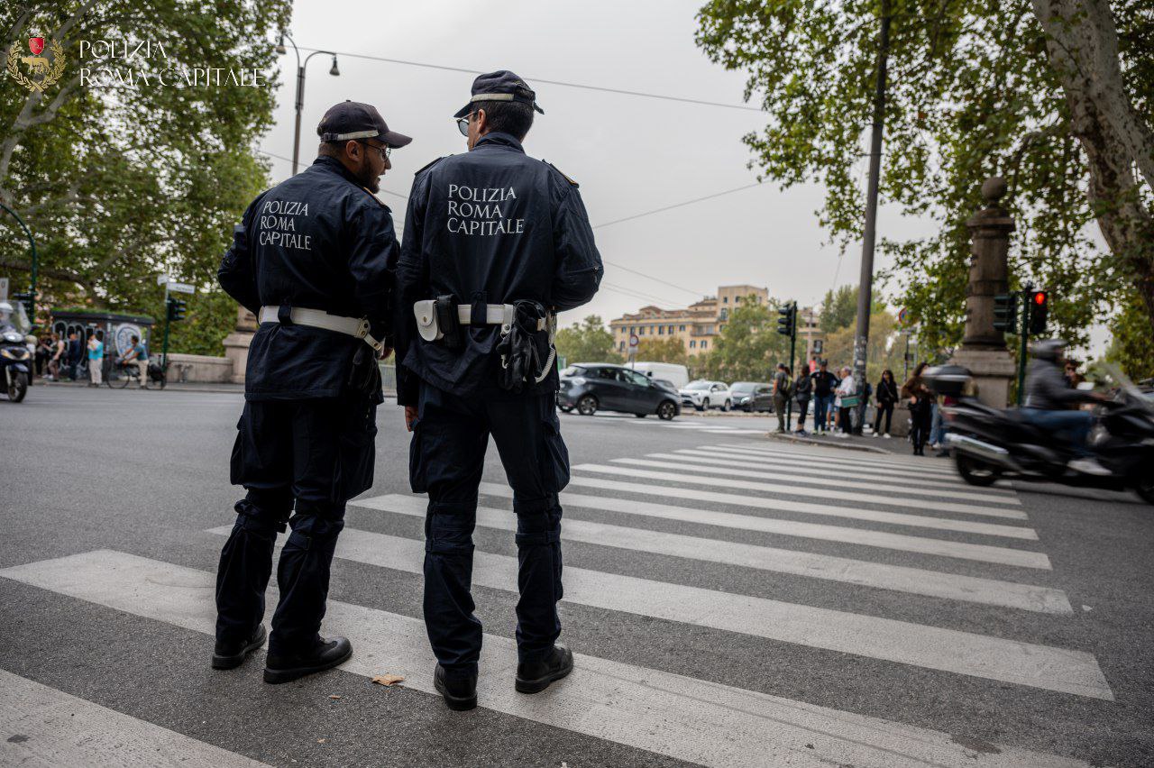 Roma, Lungotevere in Sassia: tempestivo intervento della Polizia Locale salva una donna dal suicidio (foto archivio)