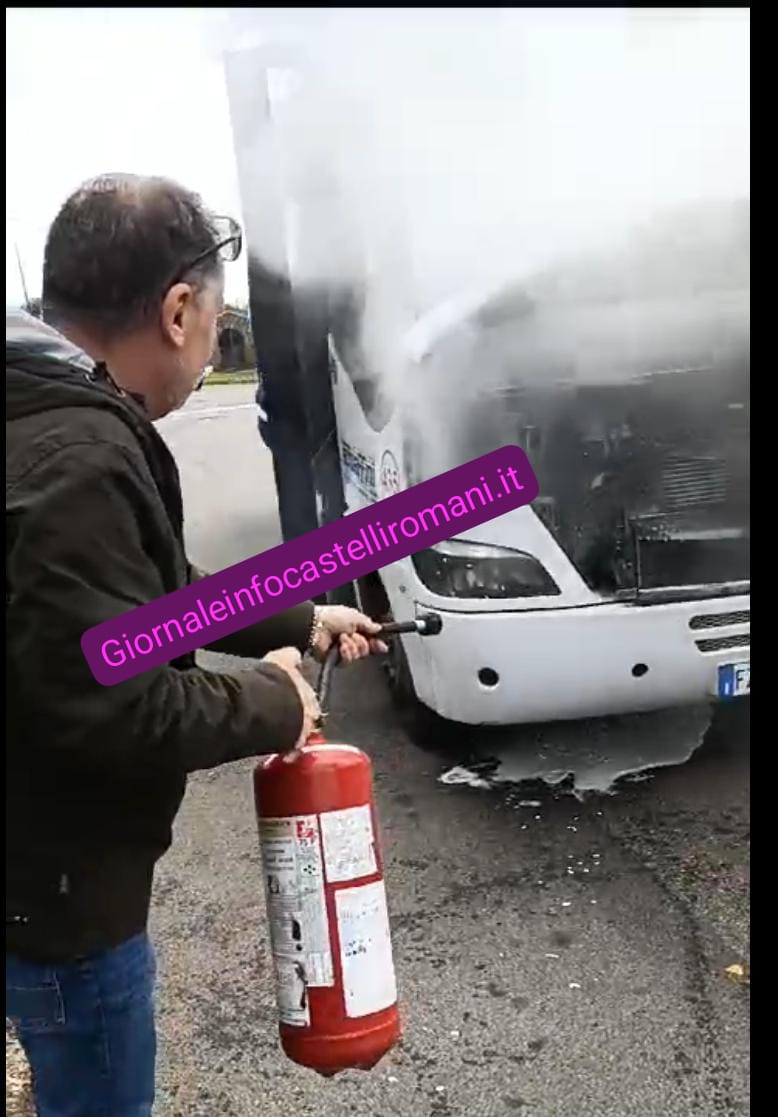 Velletri, fiamme avvolgono un bus, un poliziotto fuori servizio lo spegne