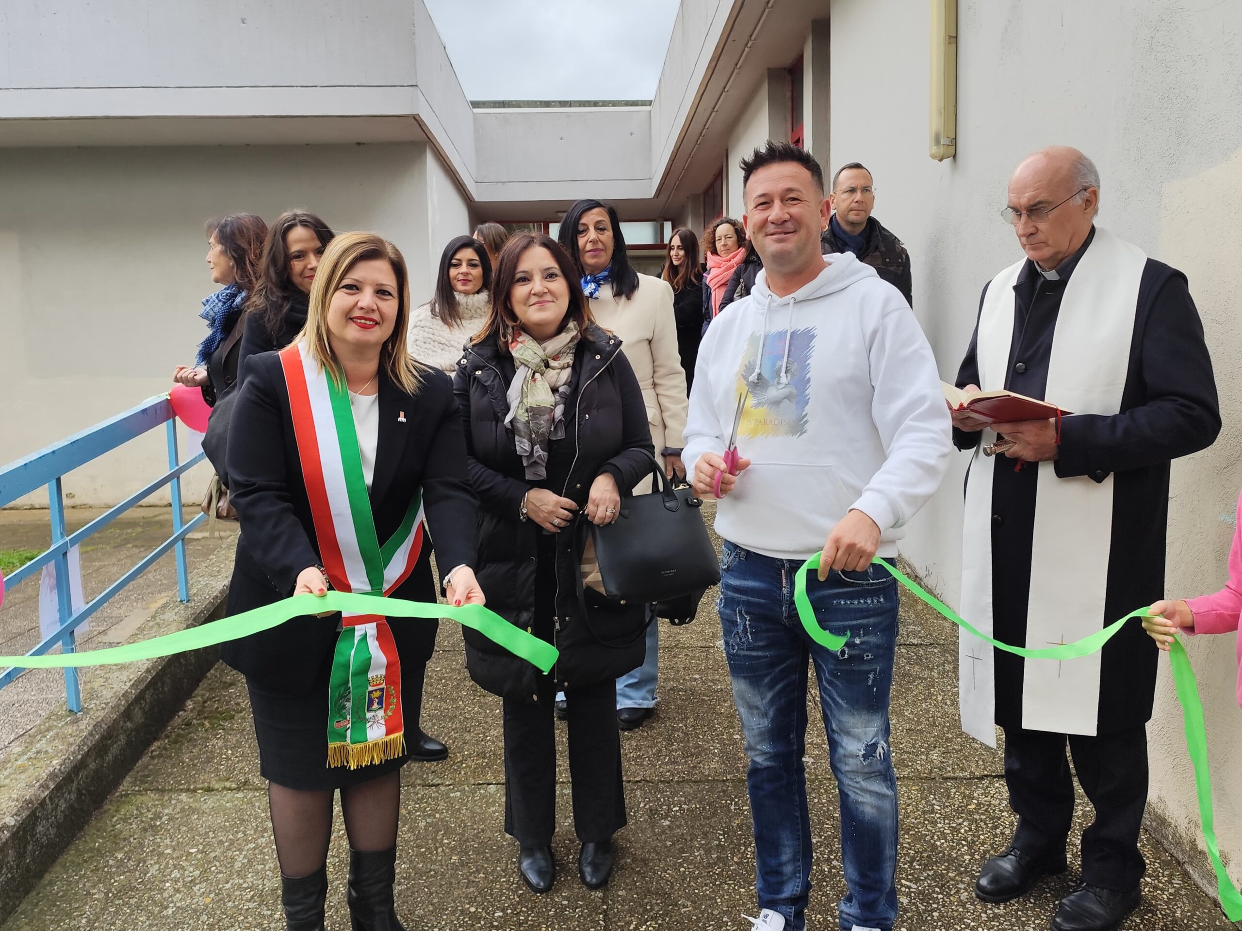 Pomezia, inaugurato il nuovo parco giochi della scuola Collefiorito, in memoria della piccola Miriana