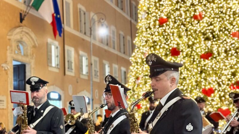 Roma, le note dei Carabinieri accendono l’Albero di Natale in Piazza Lorenzo in Lucina