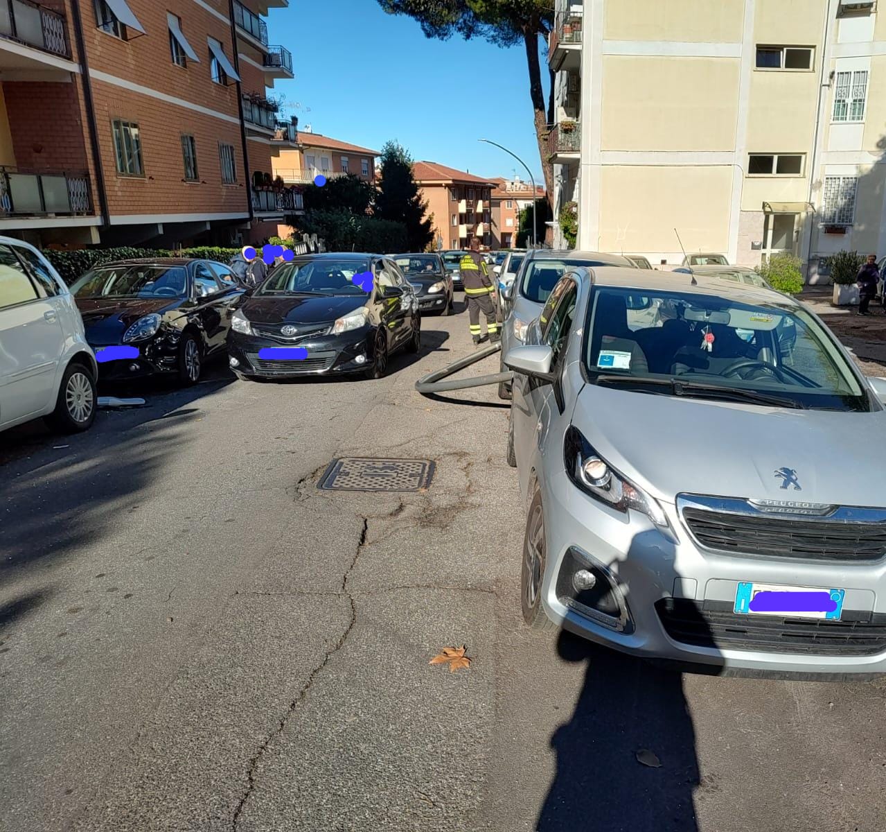 Frascati palo della luce crolla in via Zambarelli, danneggiate 6 auto, investito anche un pedone vicino Ospedale