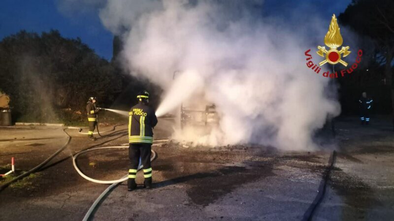 Roma, doppio incendio nella notte: a fuoco un recinto di cavalli e un pullman all’interno di un Golf Club. Gli incendi nella zona di via Spregamore ed EUR