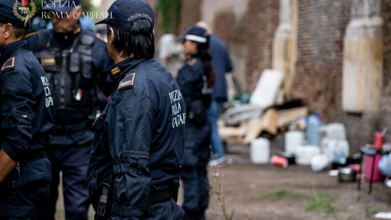 Roma, si rifiuta di esibire i documenti e aggredisce gli agenti con un cane di grossa taglia, arrestato