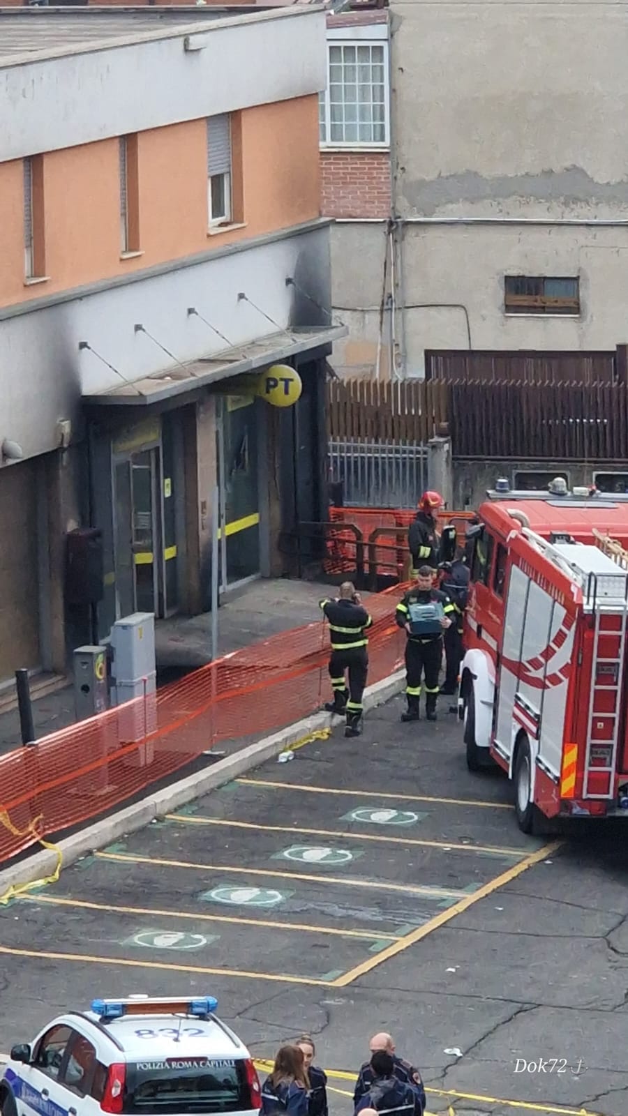 Roma, continuano le operazioni antincendio in via Carlentini da ieri pomeriggio