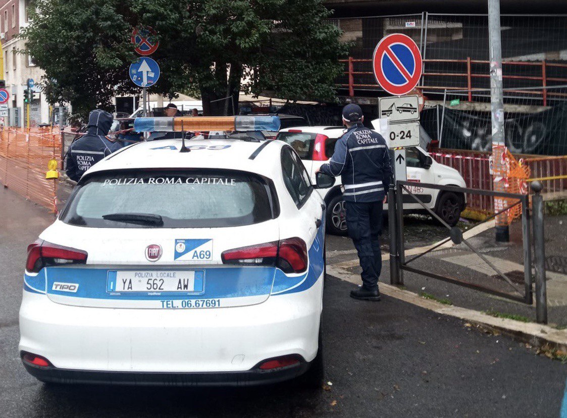 Roma, Polizia Locale: avviate operazioni di rimozione veicoli abbandonati presso il parcheggio multipiano di via Magnagrecia